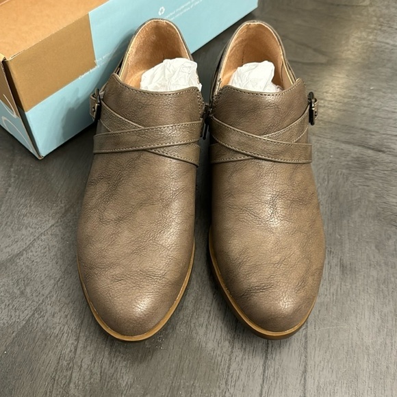 LifeStride Women's Adley Ankle Bootie (WIDE) - Picture 4 of 7